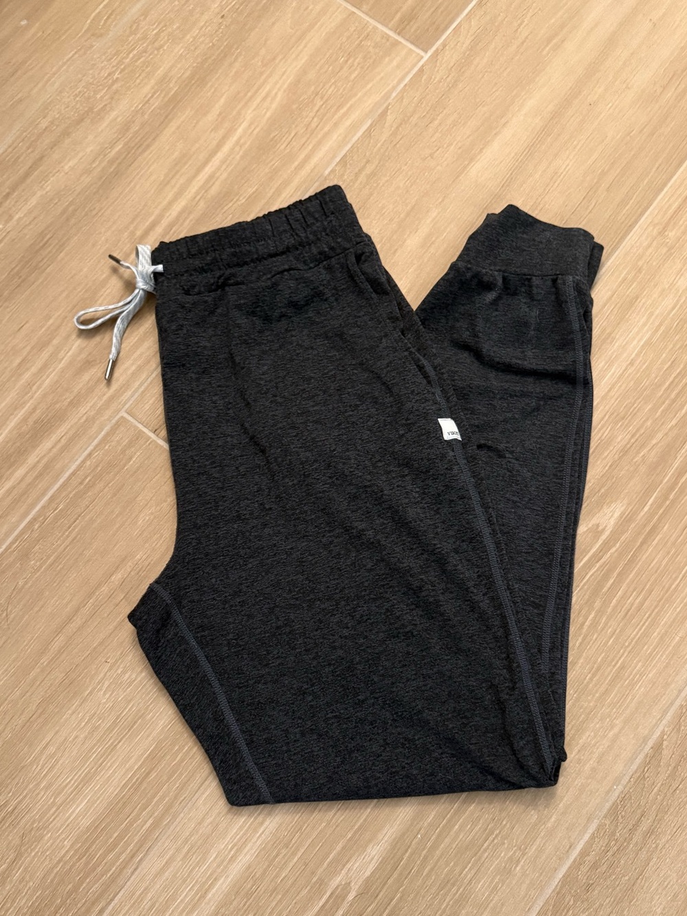Vuori Performance Jogger in Charcoal Heather